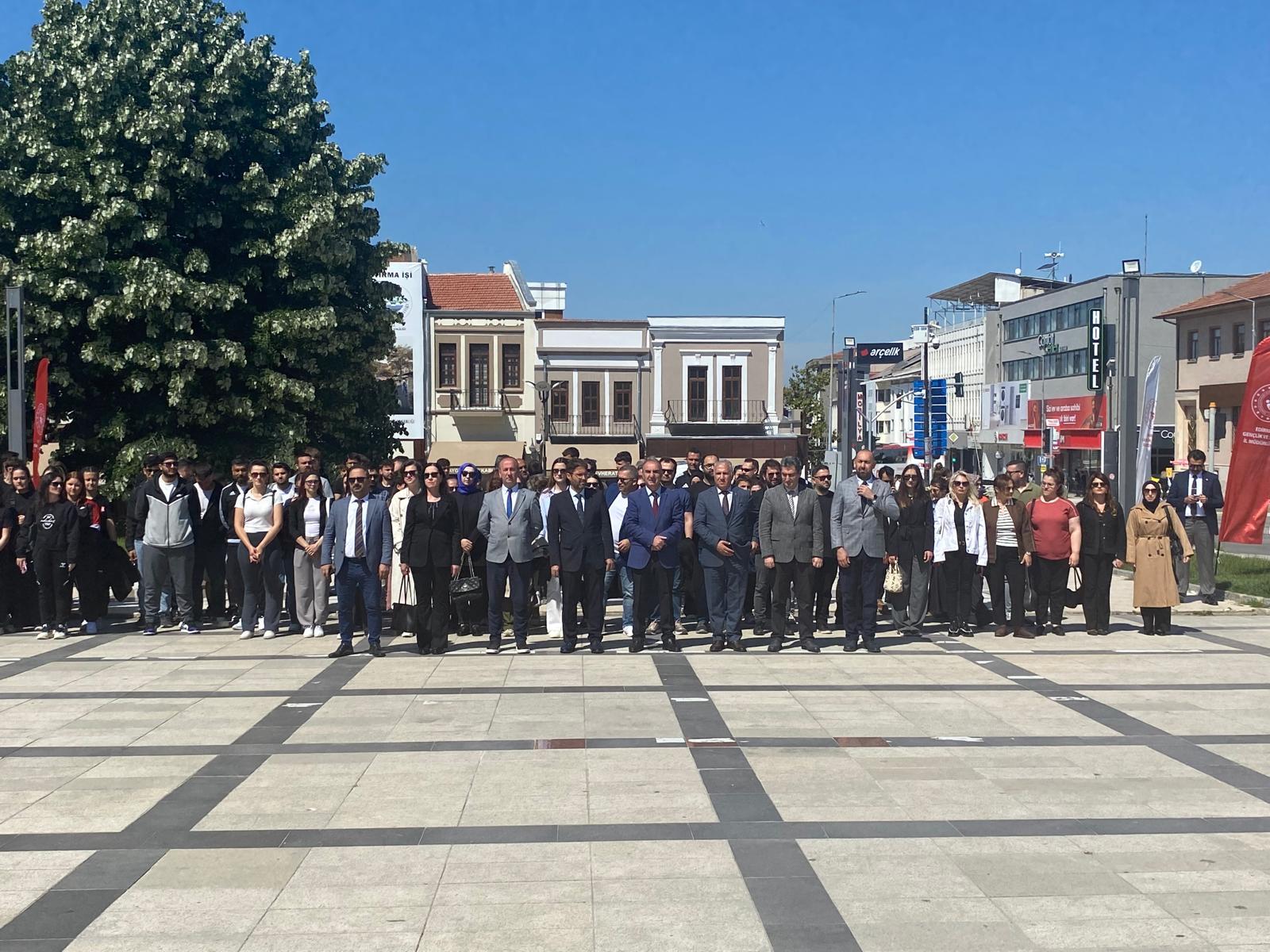 Edirne’de 15-21 Mayıs Gençlik Haftası etkinlikleri, Edirne Gençlik ve Spor İl Müdürlüğü tarafından düzenlenen törenle başladı.